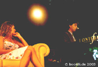 Jesolo, Bocelli Day 11.8.03, singing for his fans at the end of the event, foto copyright www.bocelli.de