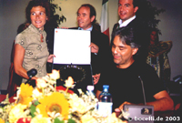 Jesolo, Bocelli Day 11.8.03, Renate Bausch receiving an award by Mayor Calzavara, foto copyright www.bocelli.de